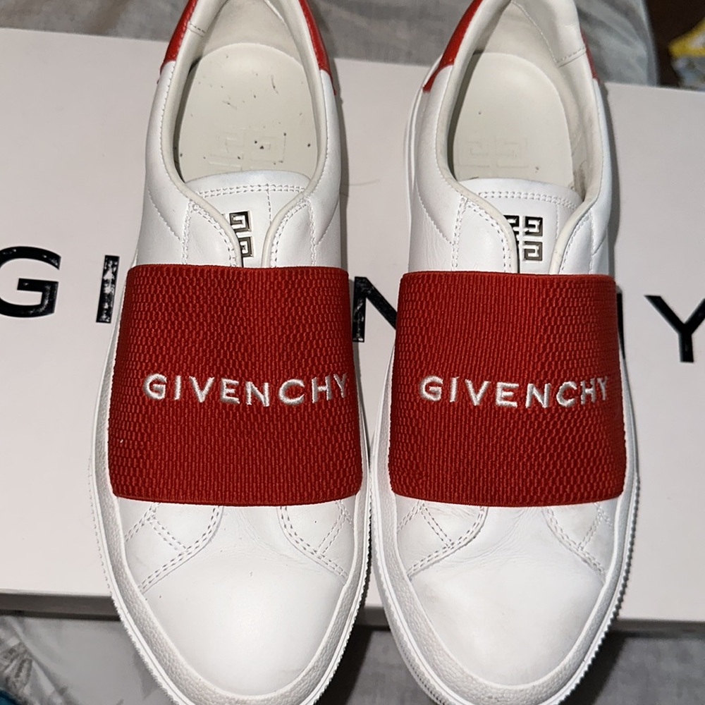‼️UNISEX‼️
Authentic Givenchy Man size 7 -7.5 women size 9‼️